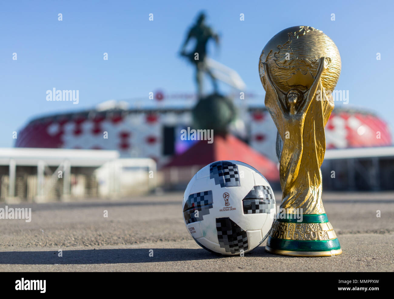 Il 9 aprile 2018 a Mosca, Russia il trofeo della Coppa del Mondo FIFA e Palla ufficiale della Coppa del Mondo FIFA 2018 Adidas Telstar 18 contro lo sfondo della Spart Foto Stock
