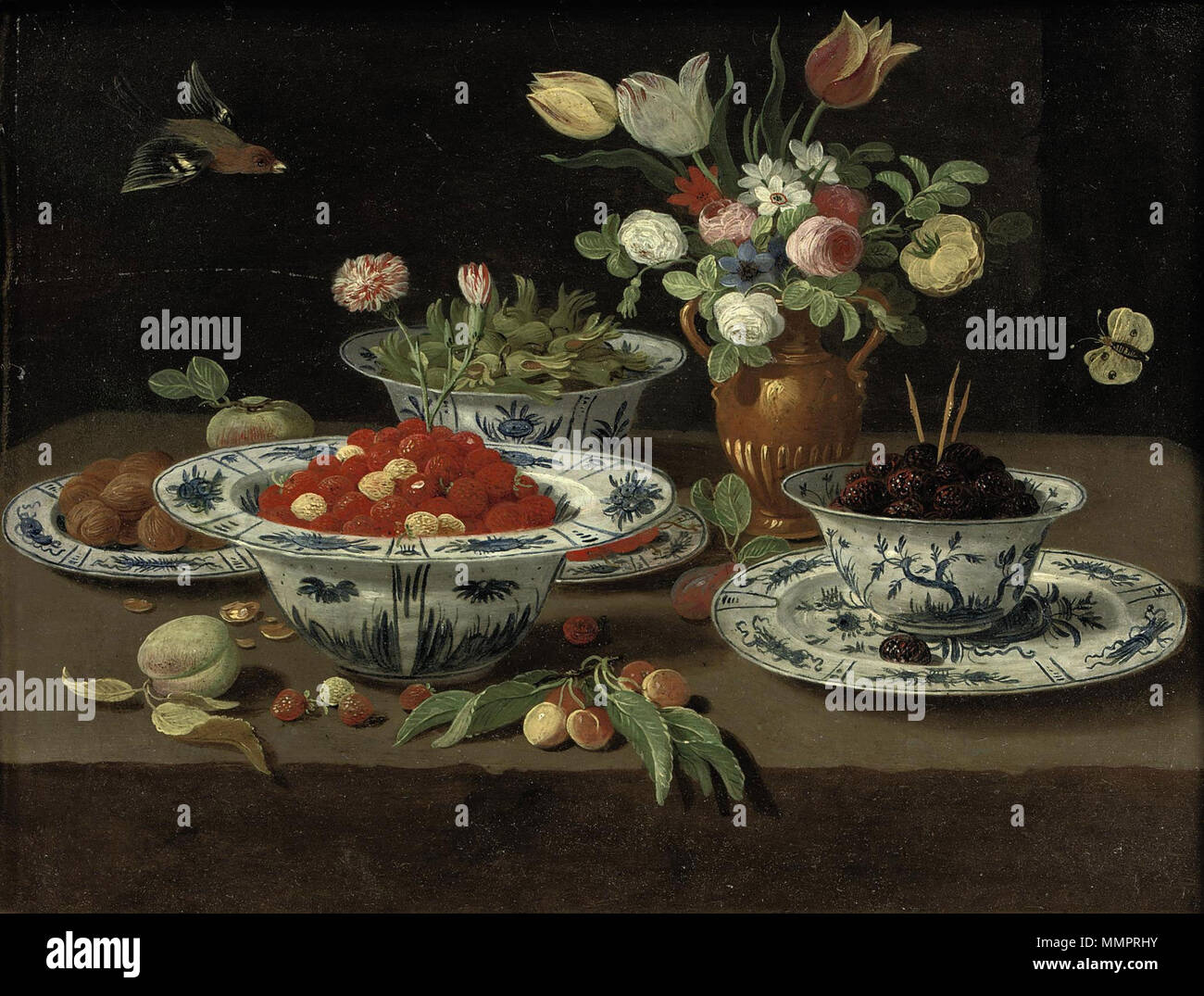 Fragoline di bosco in un Cinese 'kraak' vaso di porcellana, more in una seconda ciotola in piedi su una piastra, varie specie di fiori in un vaso di bronzo, damsons ancora in un altro recipiente e noci su una piastra con una pesca, un rametto di ciliegie e altri frutti, tutti su una mensola in pietra, un finch e una farfalla nelle vicinanze. Il XVII secolo. Atelier van Jan van Kessel de Oude - Wilde aardbeien in een Chinees porselein kom etc Foto Stock
