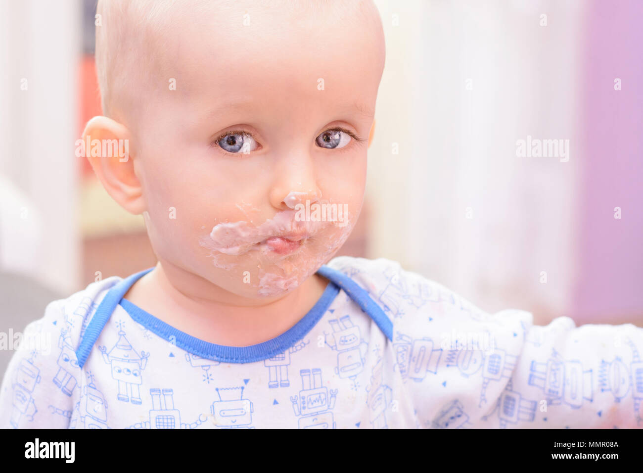 Ritratto di Little Boy sporco dalla torta. Faccia sporca del bambino dalla torta di compleanno. Buon compleanno. Primo compleanno di un ragazzino. Foto Stock