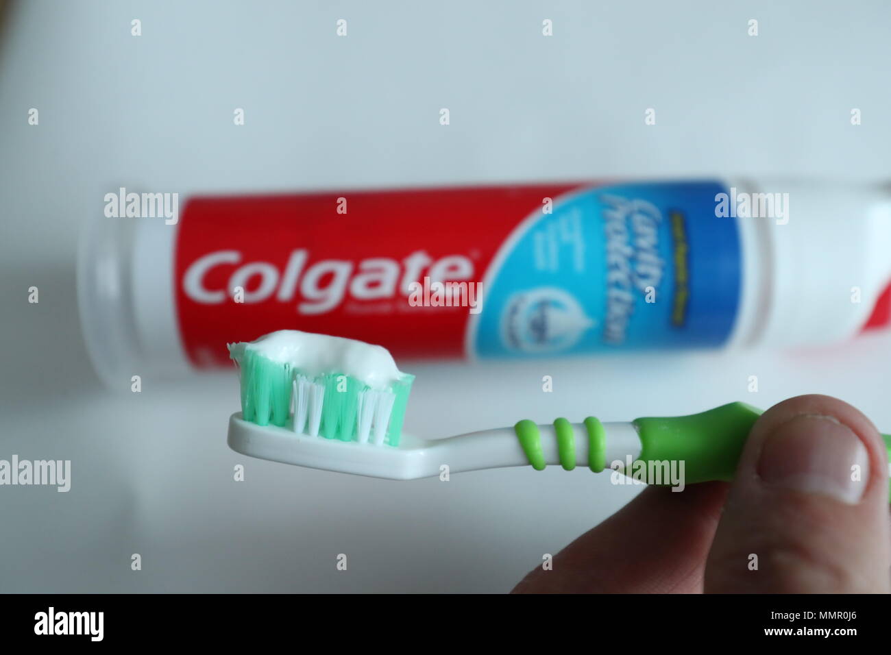 Foto di stock di Dentifricio Colgate erogatore a pompa e incollare su una  spazzola Foto stock - Alamy