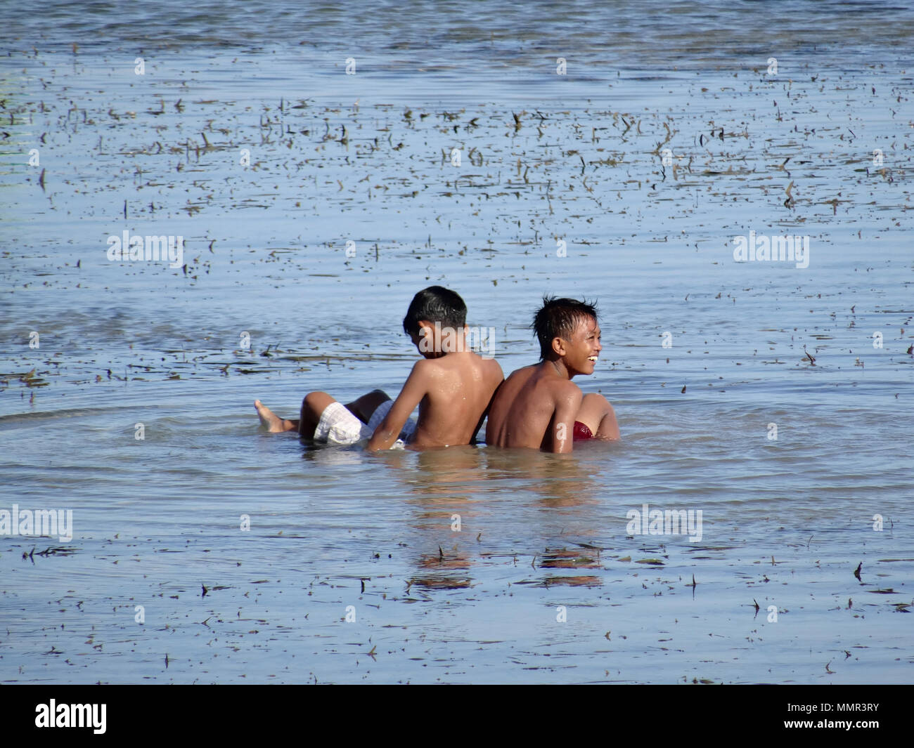 Bambini che giocano sulla spiaggia, Sanur Beach, Bali, indonesia, Foto Stock