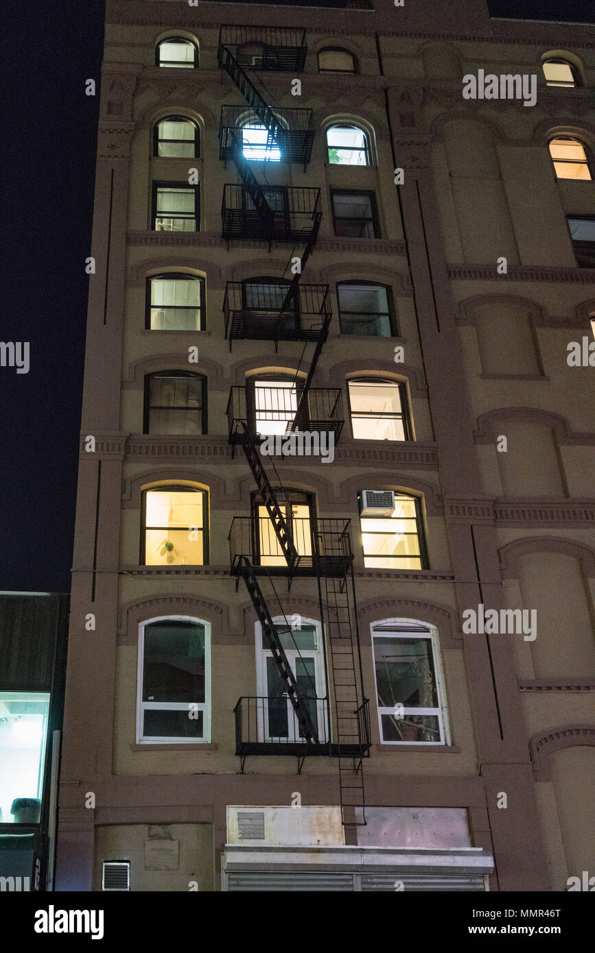 New York, Feb 14, 2018 - fire escape visto sul lato dell'edificio di appartamenti a New York City Foto Stock