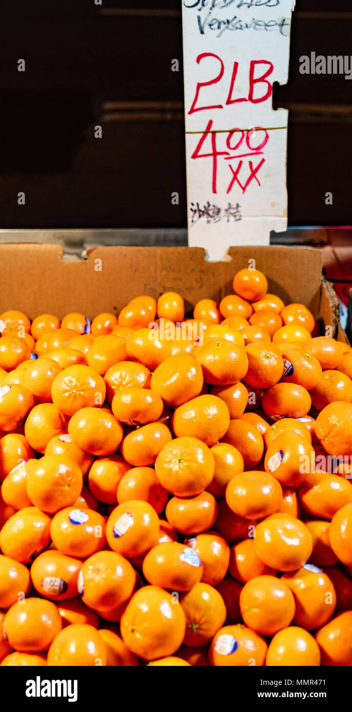 La città di New York New York, Feb 14, 2018: Stack di mandarini per la vendita al mercato Foto Stock