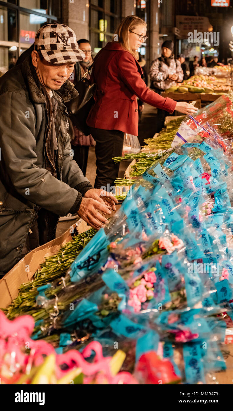 La città di New York New York, Feb 14, 2018: uomo acquista i fiori per San Valentino da venditore ambulante in New York City Foto Stock