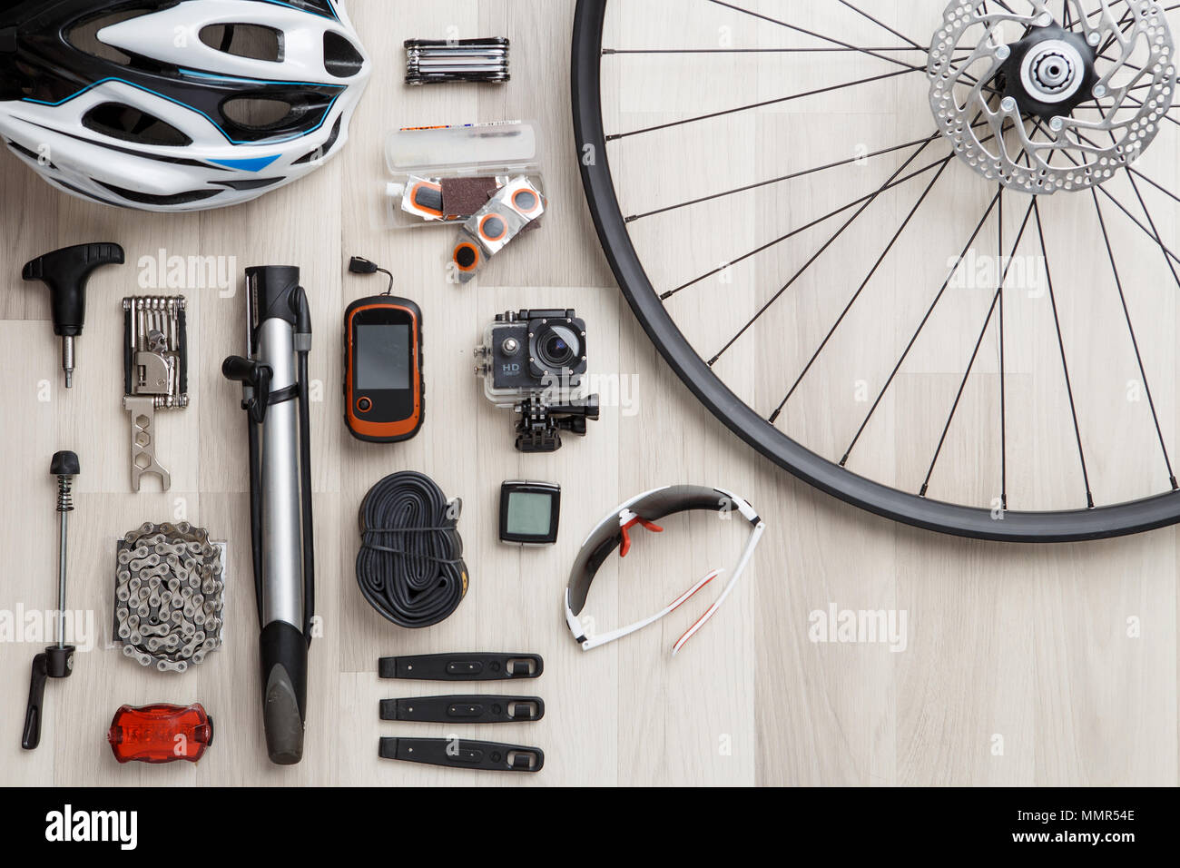 Immagine della bicicletta di oggetti su sfondo di legno. Ruota timone, sedile, casco, pneumatico. Luogo vuoto per l'iscrizione Foto Stock