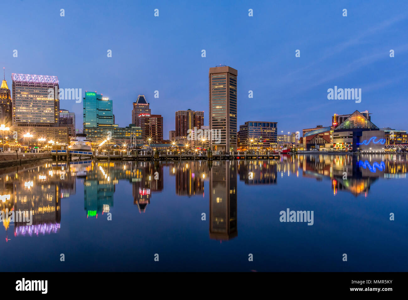 Vista notturna del porto interno skyline di Baltimore, Maryland. Foto Stock