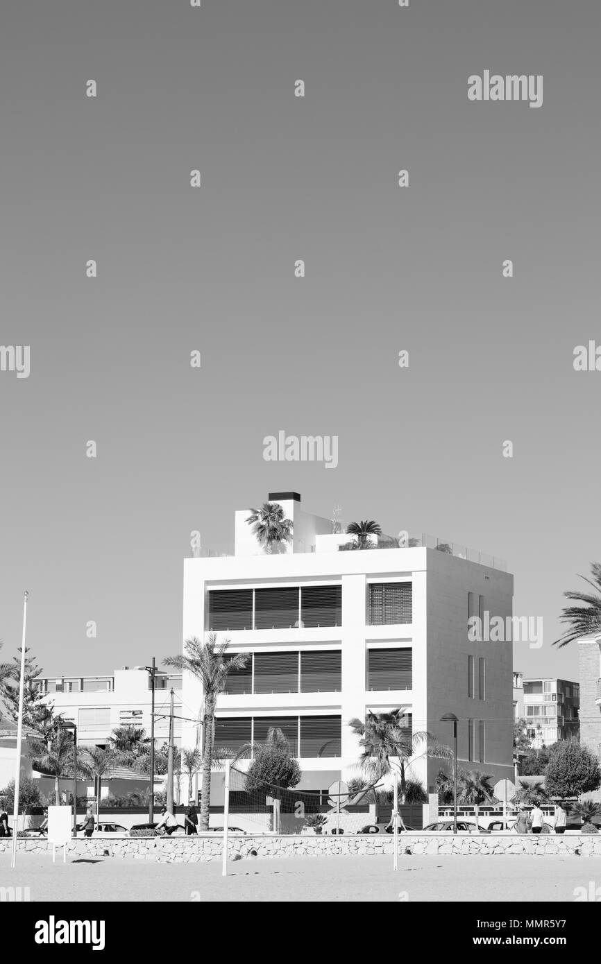 Moderno edificio quadrato di fronte alla spiaggia di san juan di Alicante in Spagna Foto Stock