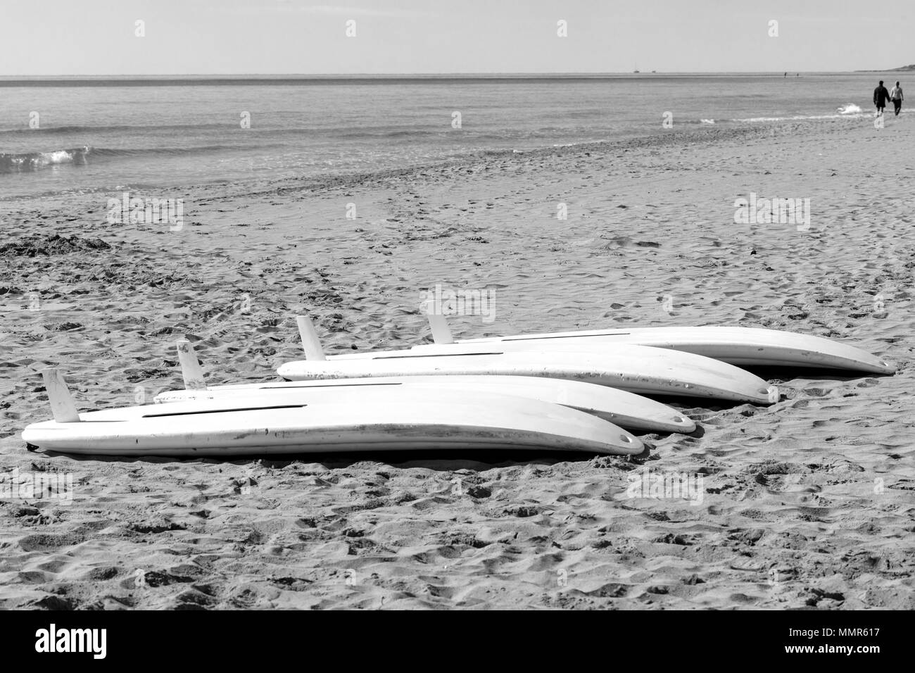Windsurf tavole sulla sabbia in una spiaggia mediterranea Foto Stock