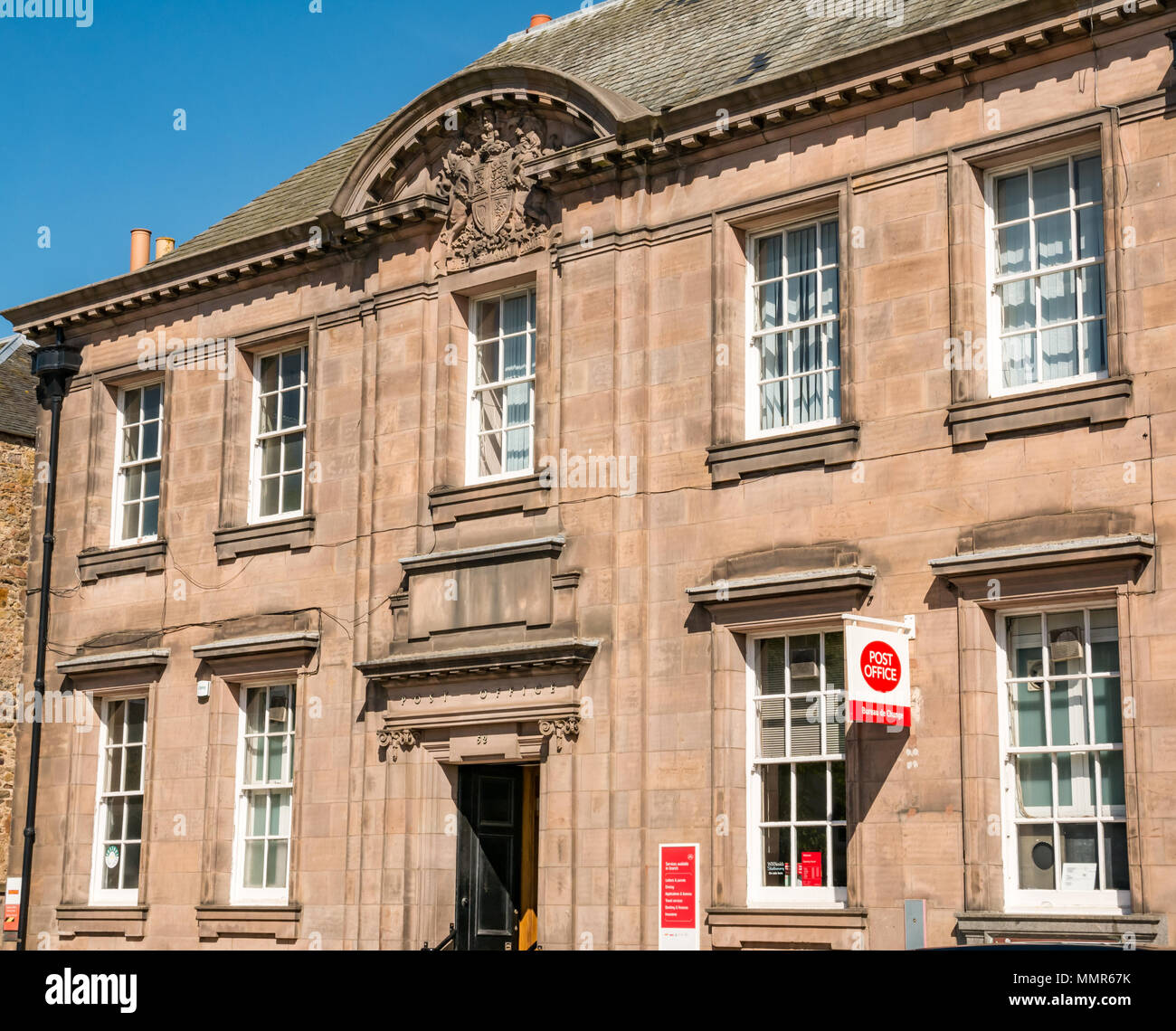 Haddington Post Office frontage, edificio storico, Court Street, East Lothian, Scozia, Regno Unito nella giornata soleggiata con cielo blu Foto Stock