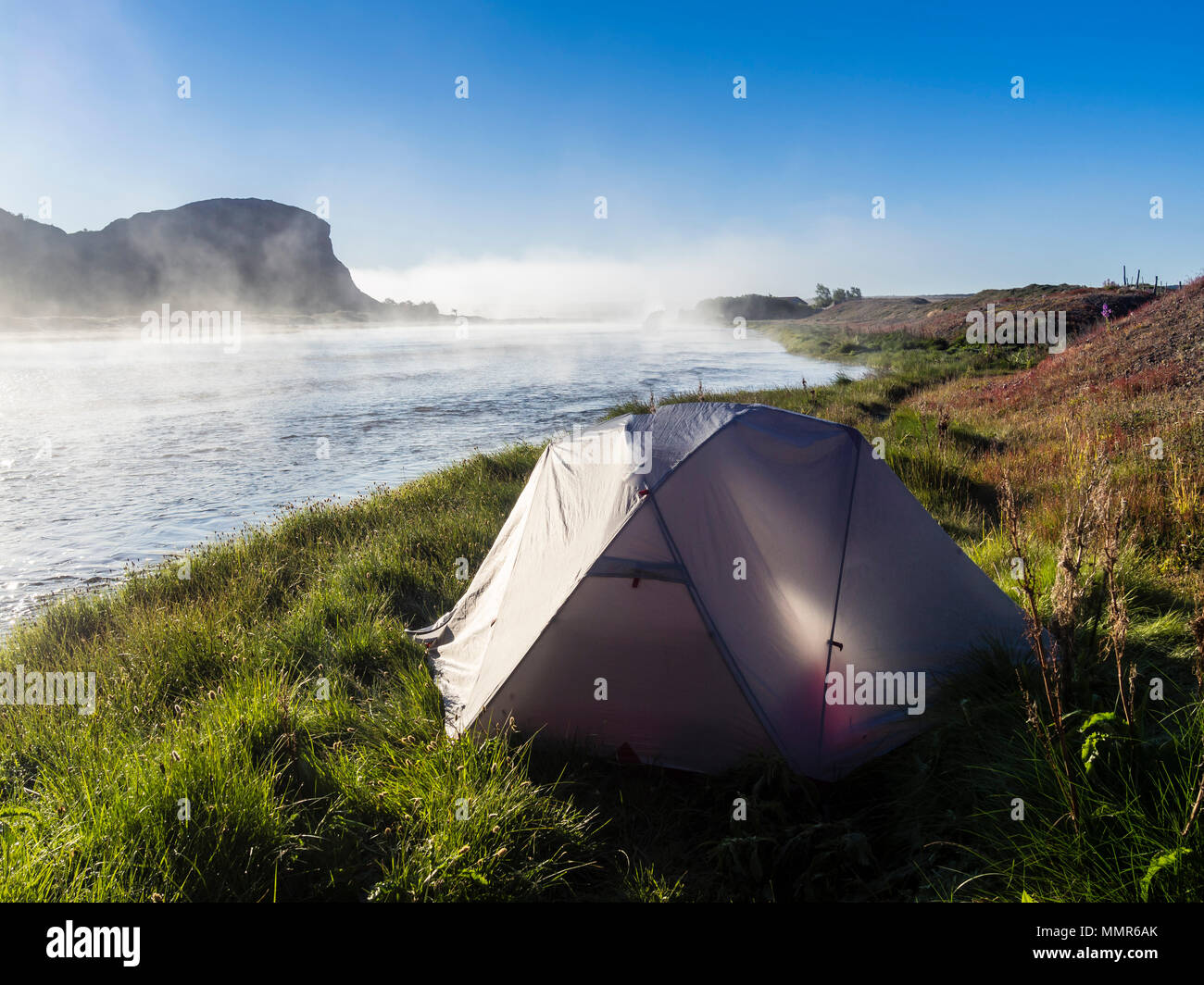 Costiera solitario strada di ghiaia nei pressi di Punta Arenas, lungo il mare, Patagonia, Cile Foto Stock