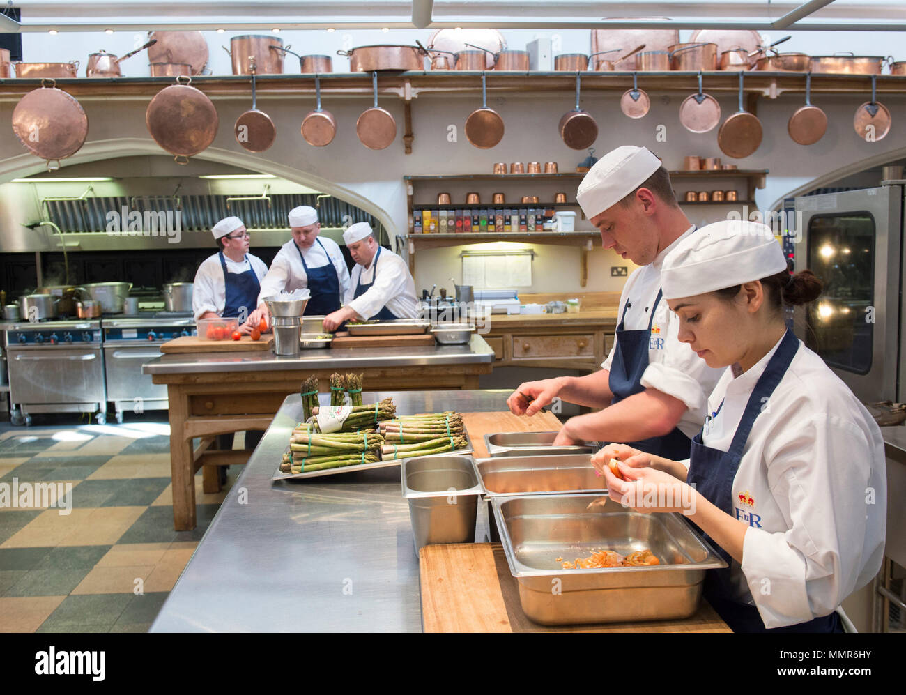 È sotto embargo per 0001 Lunedì 14 Maggio la cucina reale al Castello di Windsor dove sono in corso preparativi per il banchetto nuziale dopo le nozze del principe Harry e Meghan Markle il 19 maggio. Foto Stock