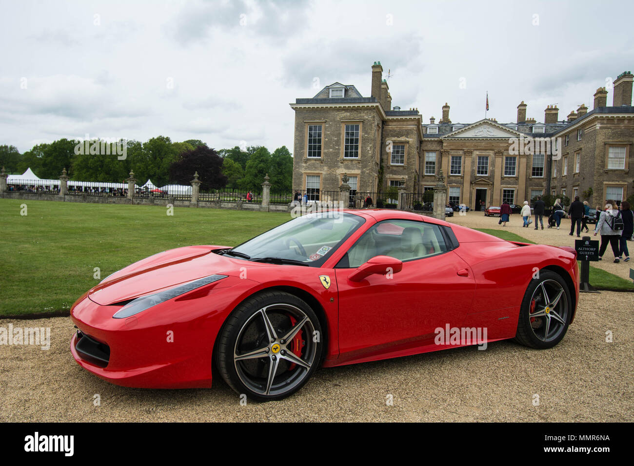 Althorp House vecchia auto rossa Ferrari parcheggiata fuori dalla casa di Diana Spencer alberi di vecchio stile famoso distintivo di posto Foto Stock
