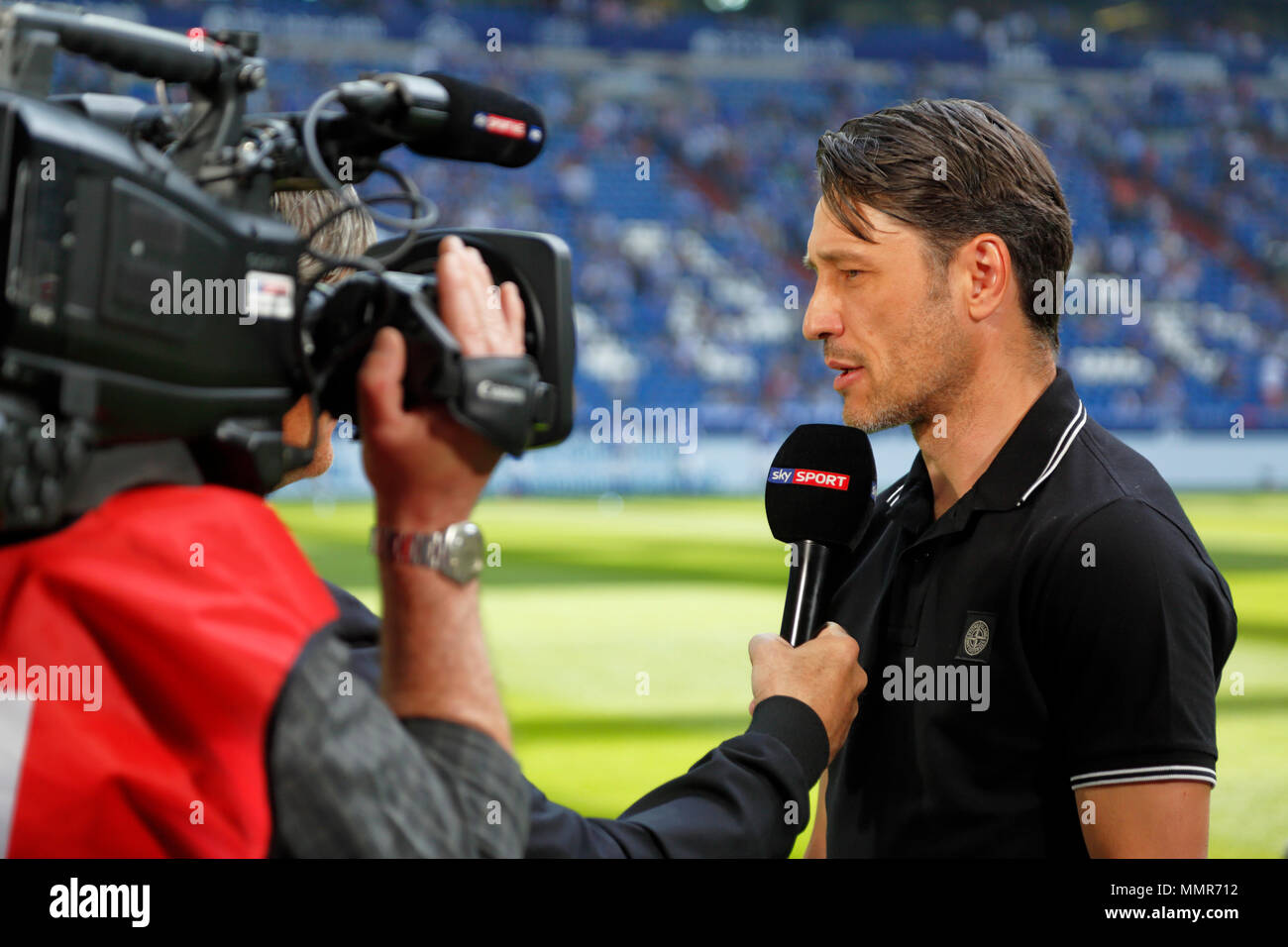 Sport, calcio, Bundesliga, 2017/2018, FC Schalke 04 vs Eintracht Frankfurt 1:0, Veltins Arena Gelsenkirchen, head coach Niko Kovac (Francoforte) intervistato da Sky Foto Stock