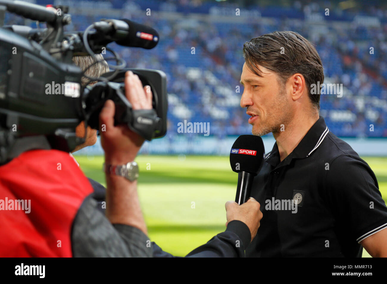 Sport, calcio, Bundesliga, 2017/2018, FC Schalke 04 vs Eintracht Frankfurt 1:0, Veltins Arena Gelsenkirchen, head coach Niko Kovac (Francoforte) intervistato da Sky Foto Stock