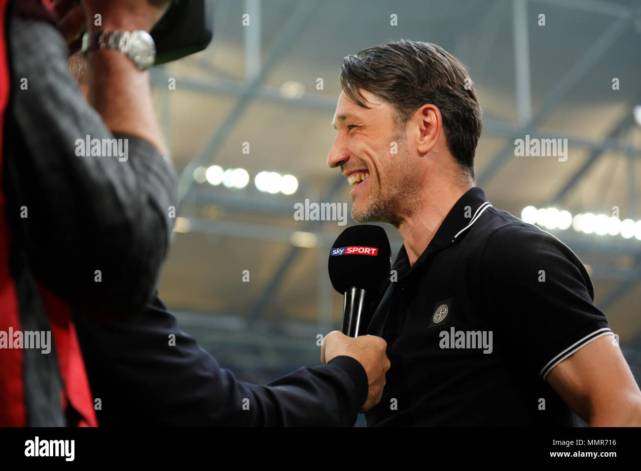 Sport, calcio, Bundesliga, 2017/2018, FC Schalke 04 vs Eintracht Frankfurt 1:0, Veltins Arena Gelsenkirchen, head coach Niko Kovac (Francoforte) intervistato da Sky Foto Stock