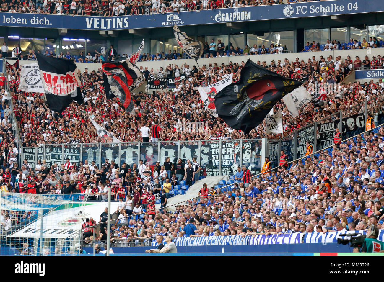 Sport, calcio, Bundesliga, 2017/2018, FC Schalke 04 vs Eintracht Frankfurt 1:0, Veltins Arena Gelsenkirchen, divertimento ed entusiasmo al salone di Francoforte i tifosi di calcio, bandiera sventola Foto Stock