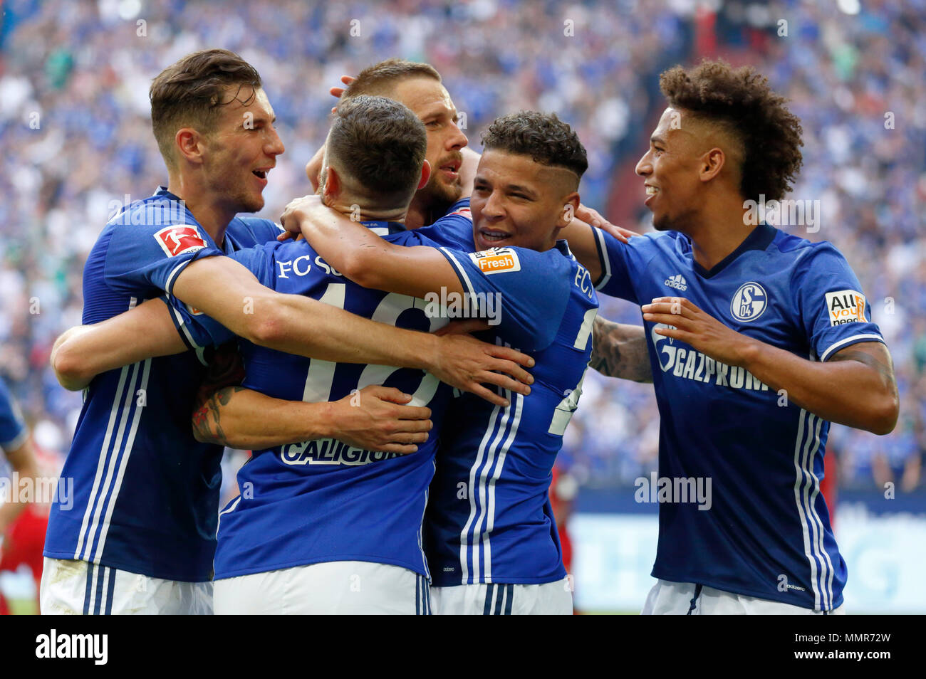 Sport, calcio, Bundesliga, 2017/2018, FC Schalke 04 vs Eintracht Frankfurt 1:0, Veltins Arena Gelsenkirchen, golden goal per 1:0 per Schalke, gioia, f.l.t.r. Leon Goretzka (S04), crosser Daniel Caligiuri (S04), il marcatore Guido Burgstaller (S04), ammina Harit (S04), Thilo Kehrer (S04) Foto Stock