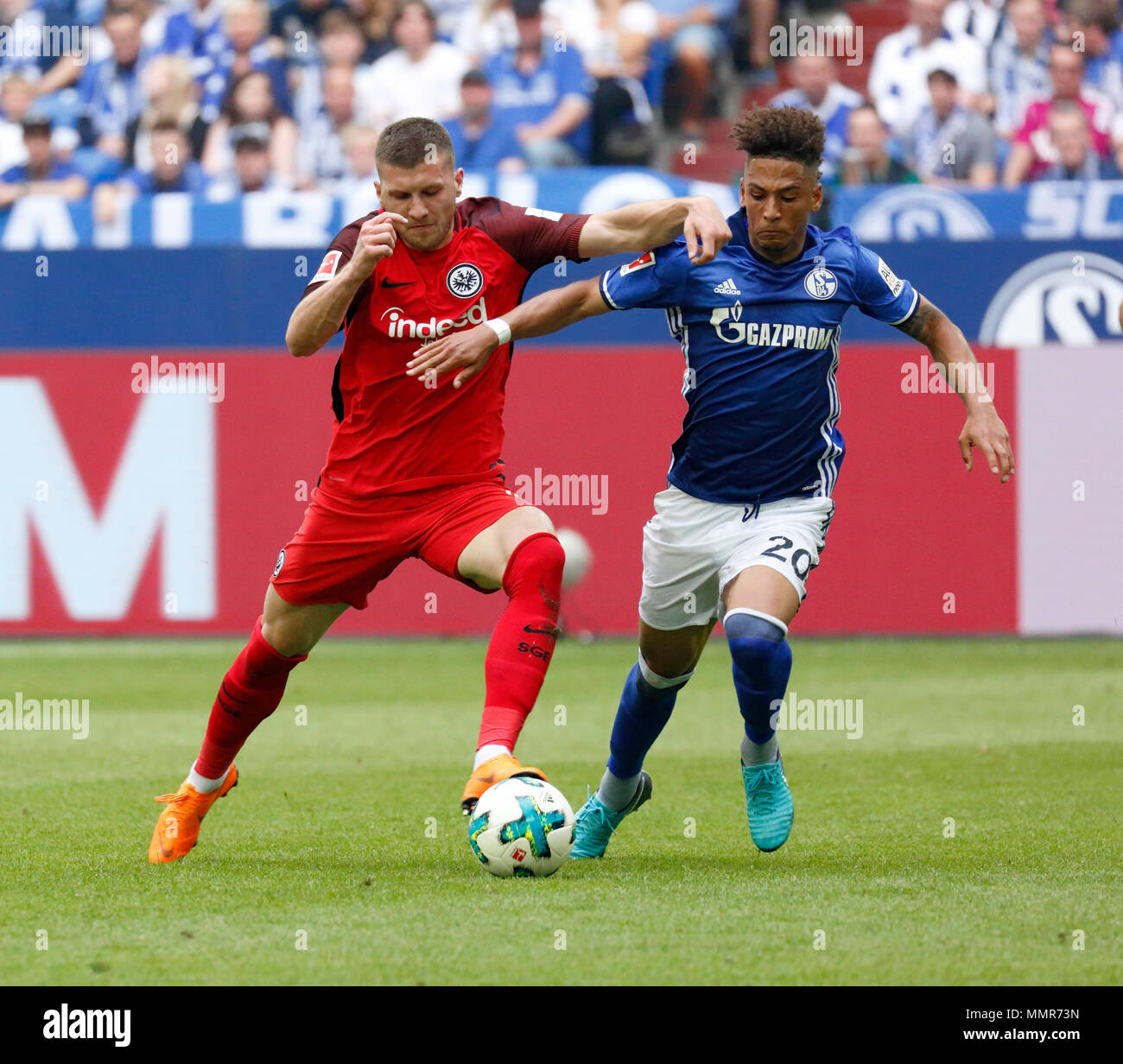 Sport, calcio, Bundesliga, 2017/2018, FC Schalke 04 vs Eintracht Frankfurt 1:0, Veltins Arena Gelsenkirchen, scena del match, Ante Rebic (Francoforte) sinistra e Thilo Kehrer (S04) Foto Stock