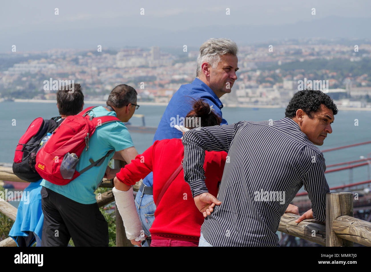 Un gruppo di turisti looik presso il panorama dal Cristo Rei piattaforma, Lisbona, Portogallo Foto Stock