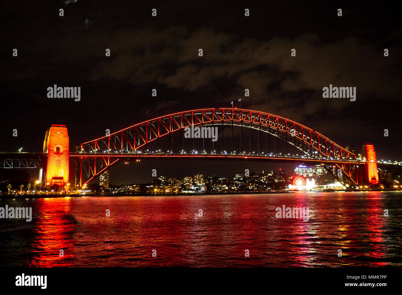 Il Ponte del Porto di Sydney illuminato di rosso durante il Nuovo Anno Lunare celebrazione Foto Stock