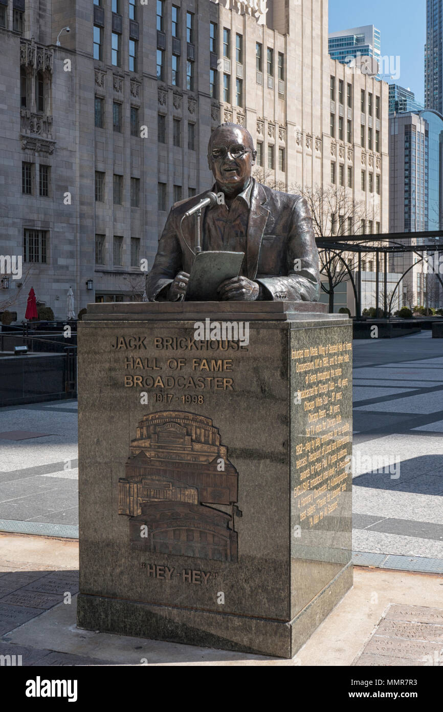 Un bronzo omaggio a Jack Brickhouse un famoso Chicago sportivi ed il reporter su Michigan Avenue, Chicago, IL, Stati Uniti d'America Foto Stock