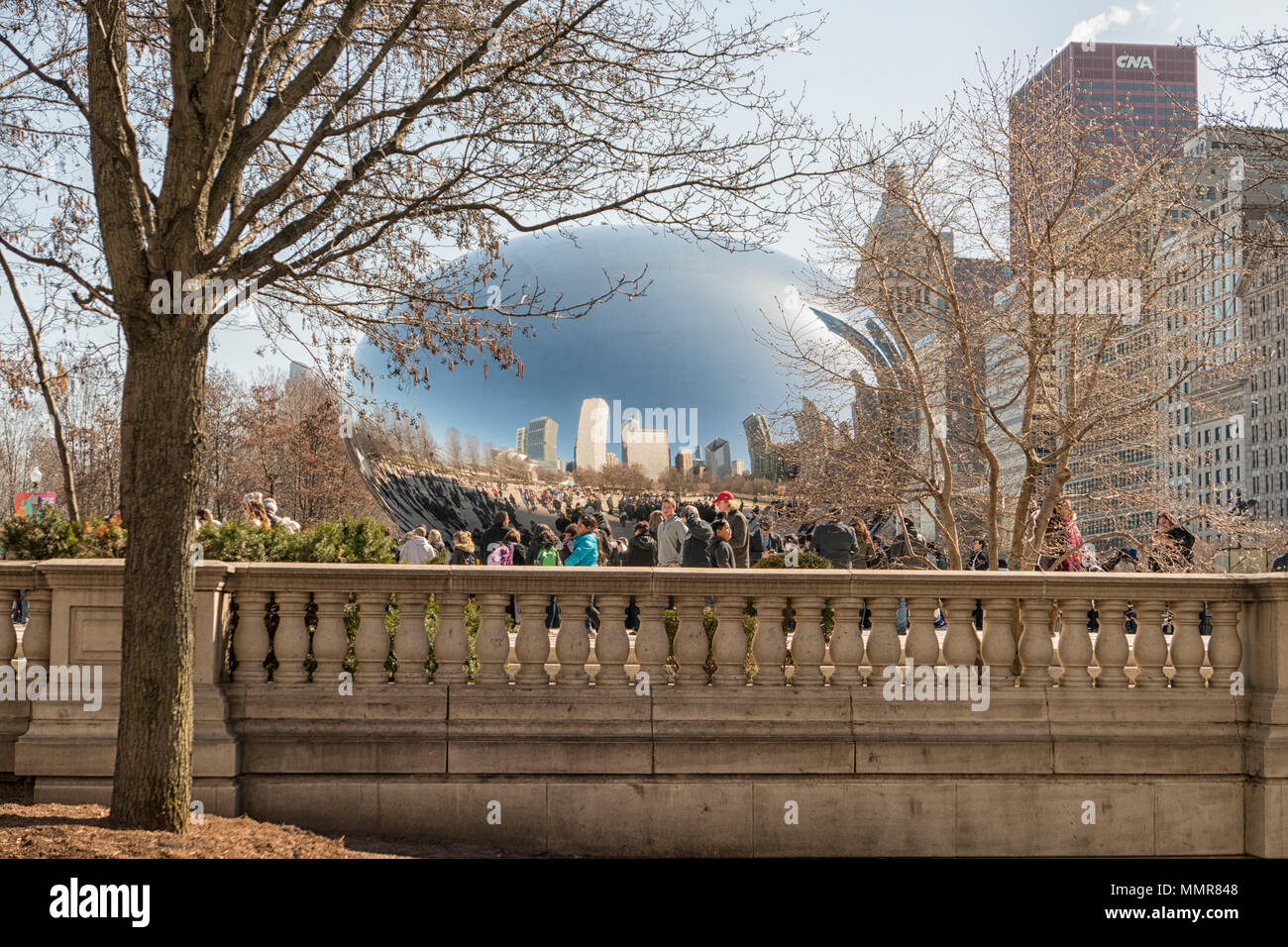 Anish Kapoor a piedi attraverso il Cloud Gate scultura è una caratteristica dinamica di Chicago's Millennium Park Foto Stock