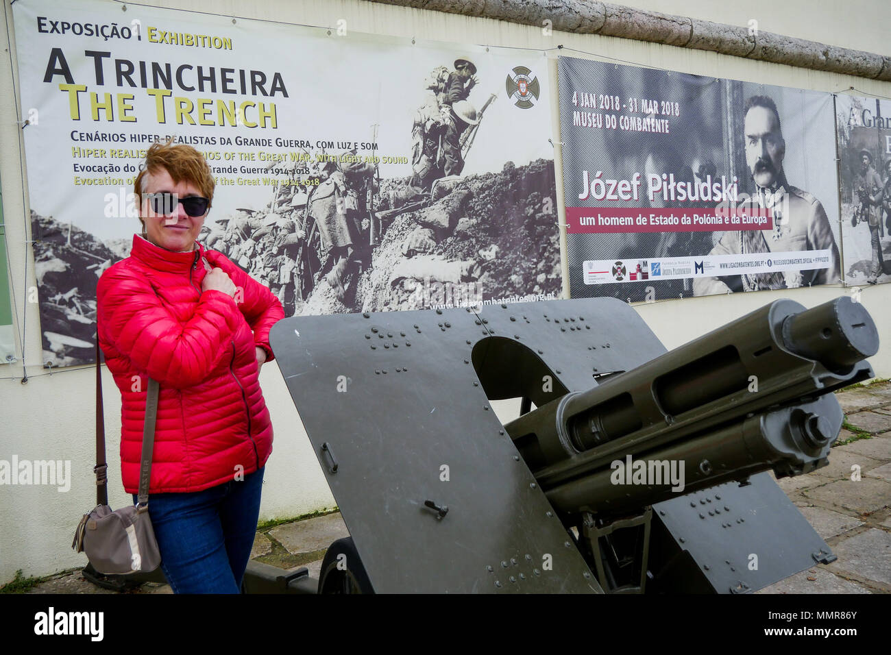 Tourist in piedi vicino a una pistola, il Museo Militare, quartiere Belem, Lisbona, Portgal Foto Stock