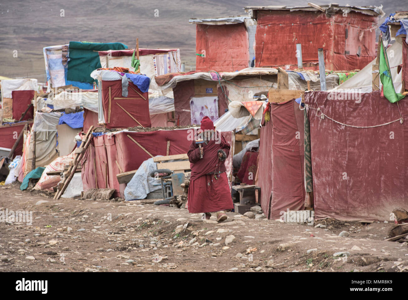 Il Tibetano nun e baraccopoli sul monastero isola di Yarchen Gar, Sichuan, in Cina Foto Stock