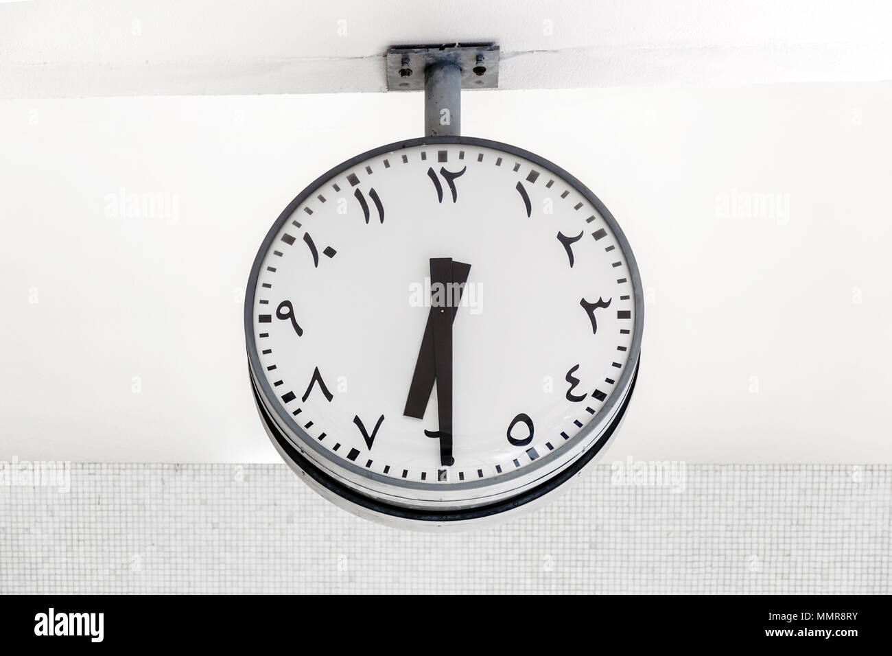 Orologio moderno di forma rotonda con l'Arabo di circolari concernenti la composizione e le mani, che mostra il tempo 6: 30. Foto Stock