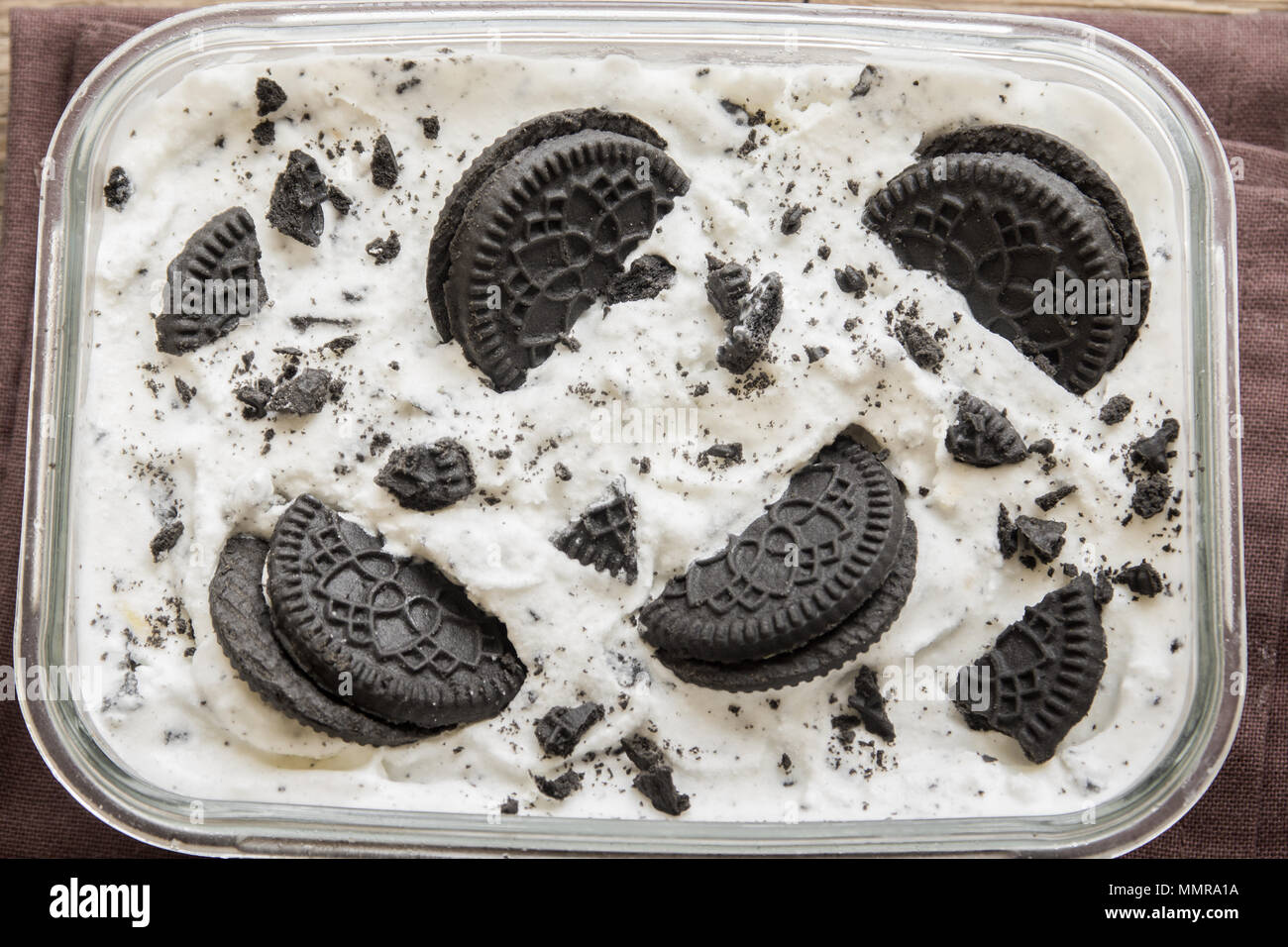 Oreo gelato. Cookie e la crema gelato fatto in casa dolce vicino. Foto Stock