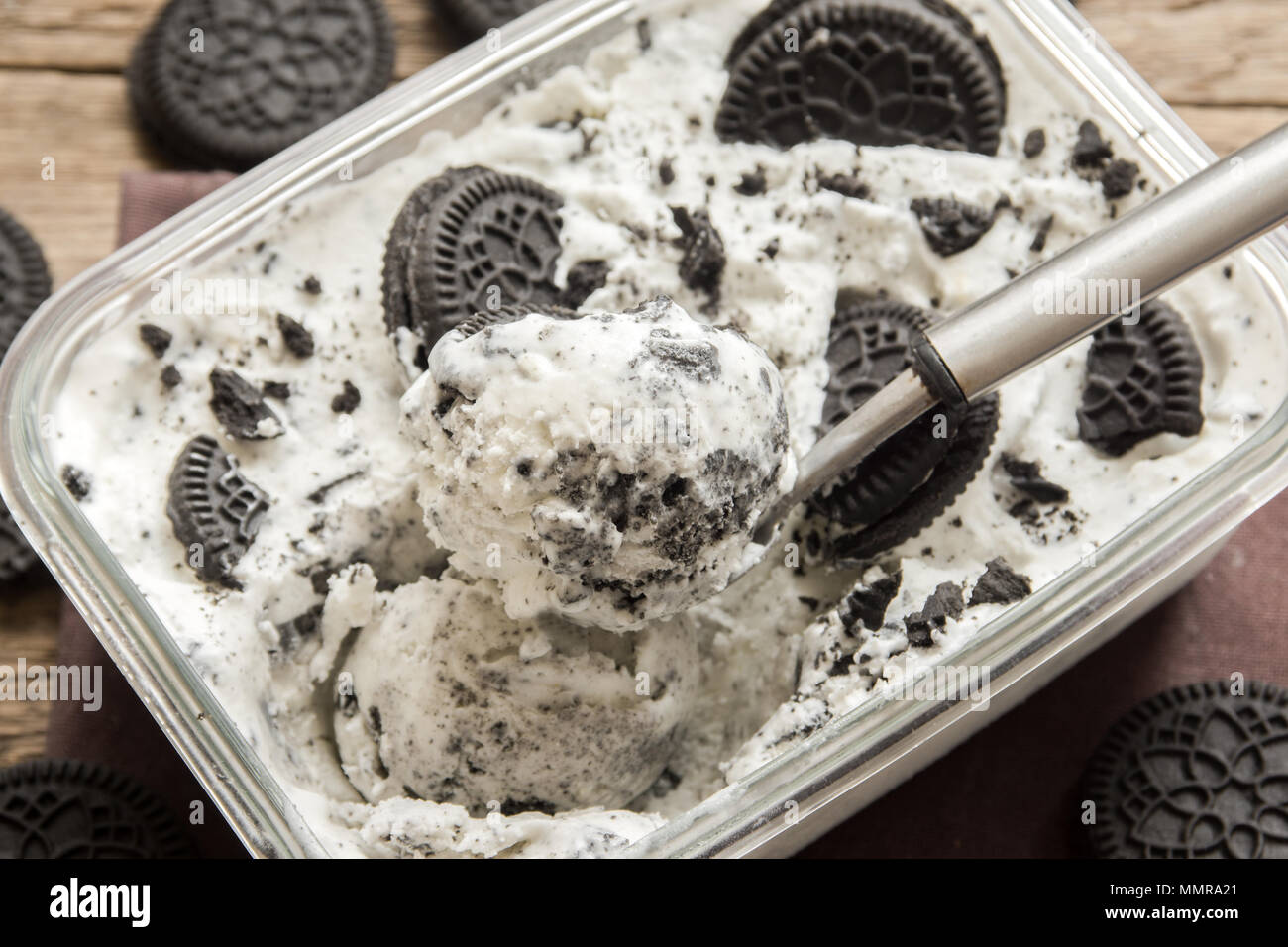 Oreo gelato. Cookie e la crema gelato fatto in casa dolce vicino. Foto Stock