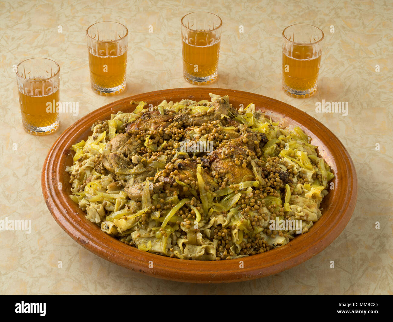 Marocchino tradizionale Rfissa servito con tè Foto Stock