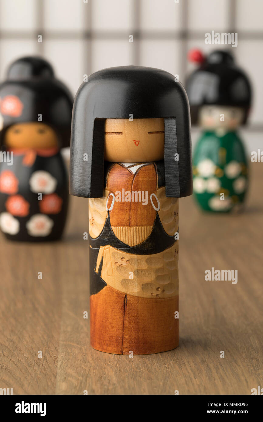 Tradizionale Giapponese kokeshi legno bambole vendute come souvenir Foto Stock