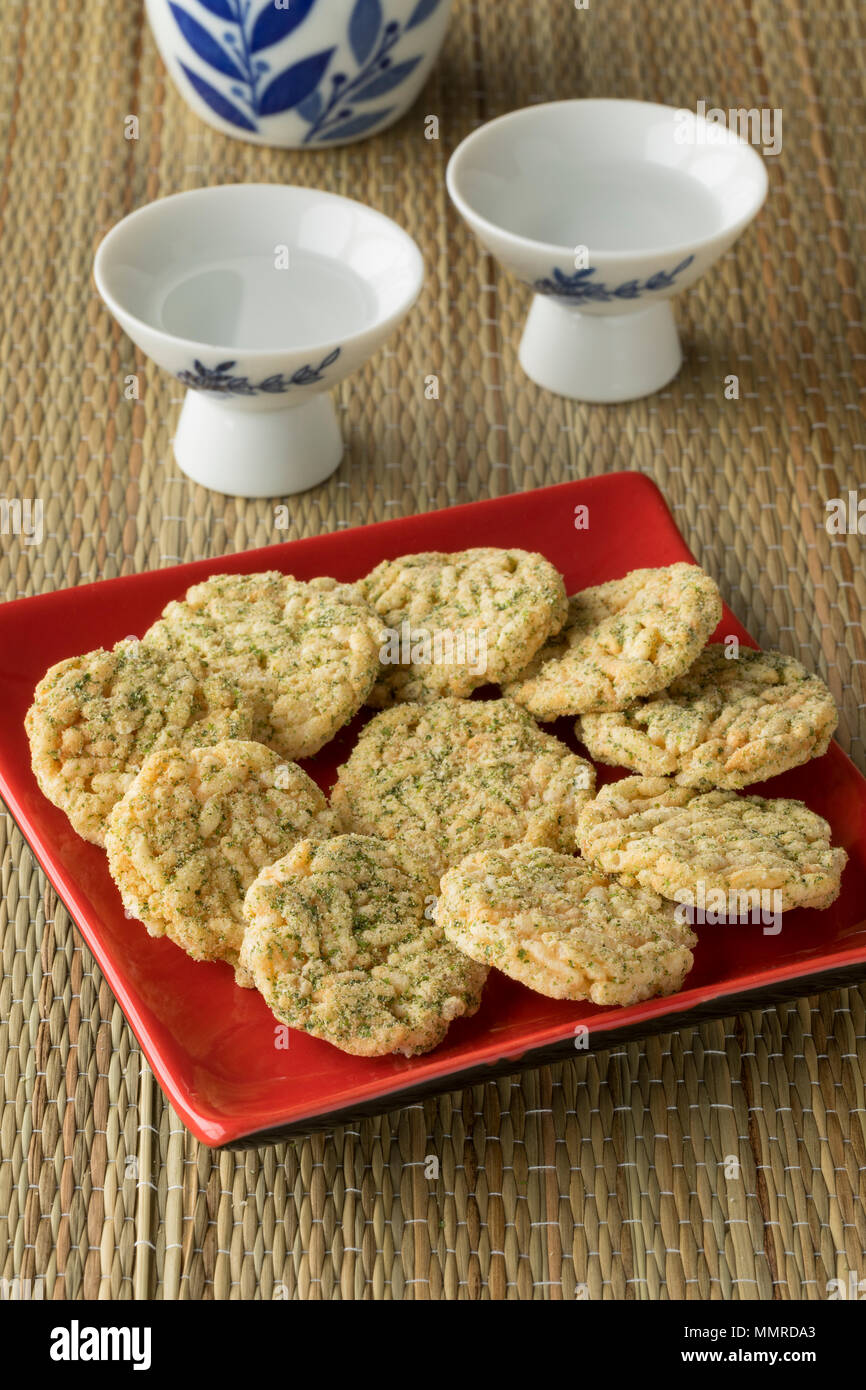 Tradizionale Giapponese con coppe di sake e alghe marine cracker di riso Foto Stock