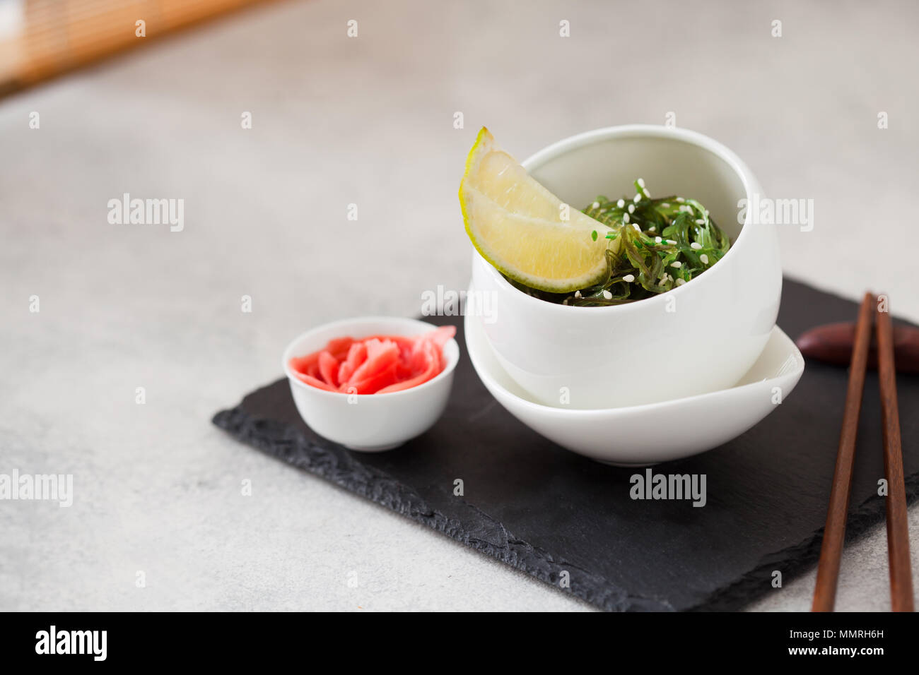 Sana alghe wakame o chuka insalata con sesamo e ginfer sulla scheda di ardesia con spazio di copia Foto Stock