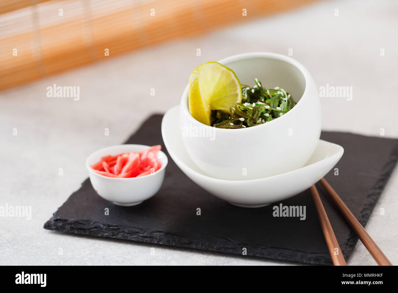 Sana alghe wakame o chuka insalata con sesamo e ginfer sulla scheda di ardesia con spazio di copia Foto Stock