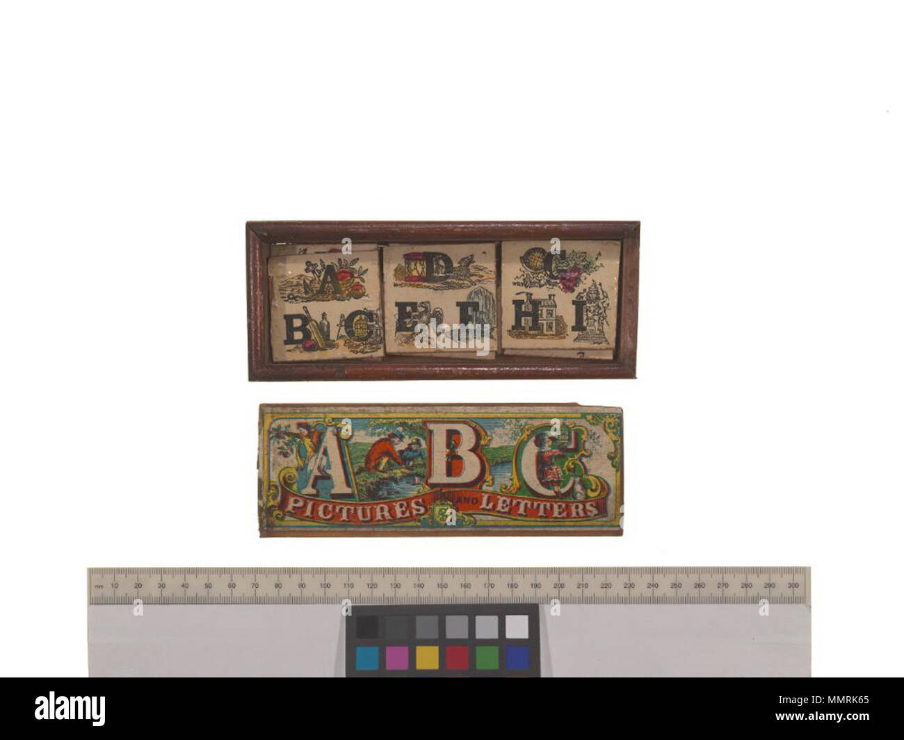 . Gioco intitolato A B C foto e lettere; ha nove blocchi ciascuno (eccetto gli ultimi) con 3 lettere. I blocchi sono dotati di immagini su un lato e le parole (come sopra, ma in sixes) su altri. Le immagini non corrispondono tutte le parole. Scatola di legno. Scatola di Johnson copia è danneggiata; Apple ancora; Bat Sfera; gabbia catena; tamburo cane; terra Eagle; Fontana di pesce; globo oca; Casa cavallo; Inn inchiostro; Brocca giuria; re chiave; eterno amore; Monkey Mouse; Nest ortica; Owl proprie; Peacock pera; piuttosto regina; coniglio sonaglio; Sailor nave; Turtle verità; lo zio urna; Vulture vana vocale; acqua di balena; Zany; Yacth [sic] Giovani; Zero Zebra; immagine 1 A B C Foto Stock