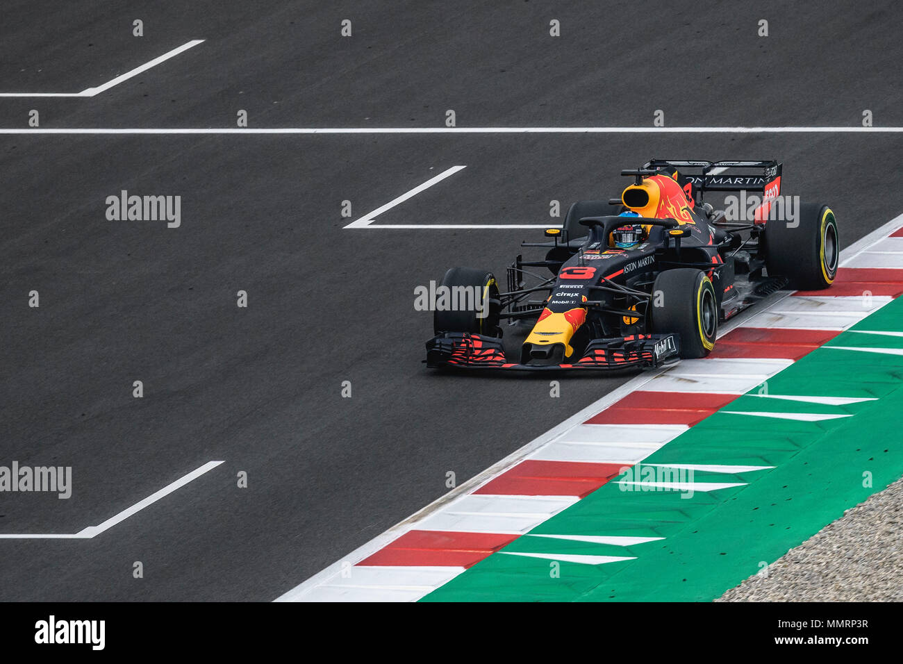 Barcellona, Spagna. 12 Maggio 2018: Daniel Ricciardo (AUS) unità durante le qualifiche per il GP spagnolo presso il Circuito de Barcelona - Catalunya con la sua Red Bull RB14 Credito: Matthias Oesterle/Alamy Live News Foto Stock