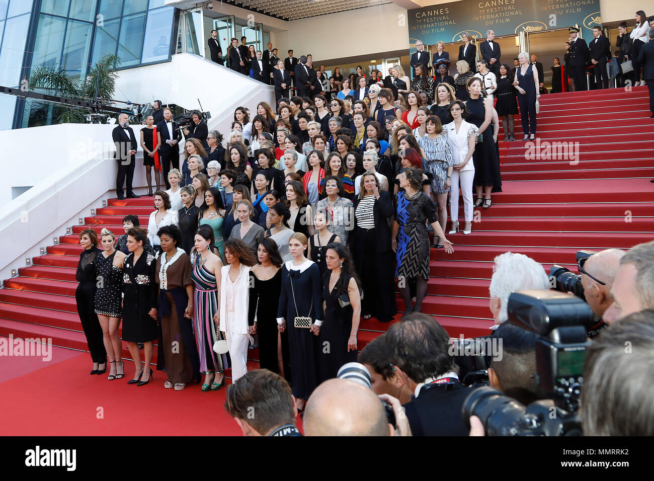 I registi, attrici e i produttori a piedi il tappeto rosso per protestare contro la mancanza di cineasti femmina onorato in tutta la storia del festival presso lo screening di 'Ragazze del Sole (Les Filles du Soleil)' durante la settantunesima annuale di Cannes Film Festival presso il Palais des Festivals il 12 maggio 2018 a Cannes. - Solo 82 film in concorso nella selezione ufficiale sono stati diretti da donne sin dalla nascita del Festival del Cinema di Cannes mentre 1,645 pellicole negli ultimi 71 anni sono stati diretti da uomini. Credito: Giovanni Rasimus/Media punzone ***Francia, Svezia, Norvegia, DENARK, Finlandia, STATI UNITI D'AMERICA, REPUBBLICA CECA Foto Stock