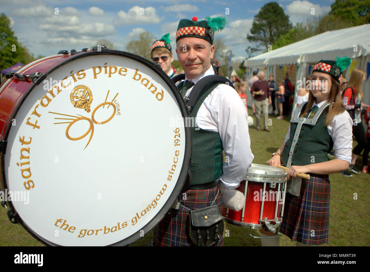 Glasgow, Scotland, Regno Unito 12 maggio.UK meteo: San Francesco Pipe Band Carmunnock Gala parata del giorno era guidato da un pipe band come sunshine fatta il giorno caldo, il May Queen è stato sfilato in un carrello e incoronato presso il villaggio verde. Gerard Ferry/Alamy news Foto Stock