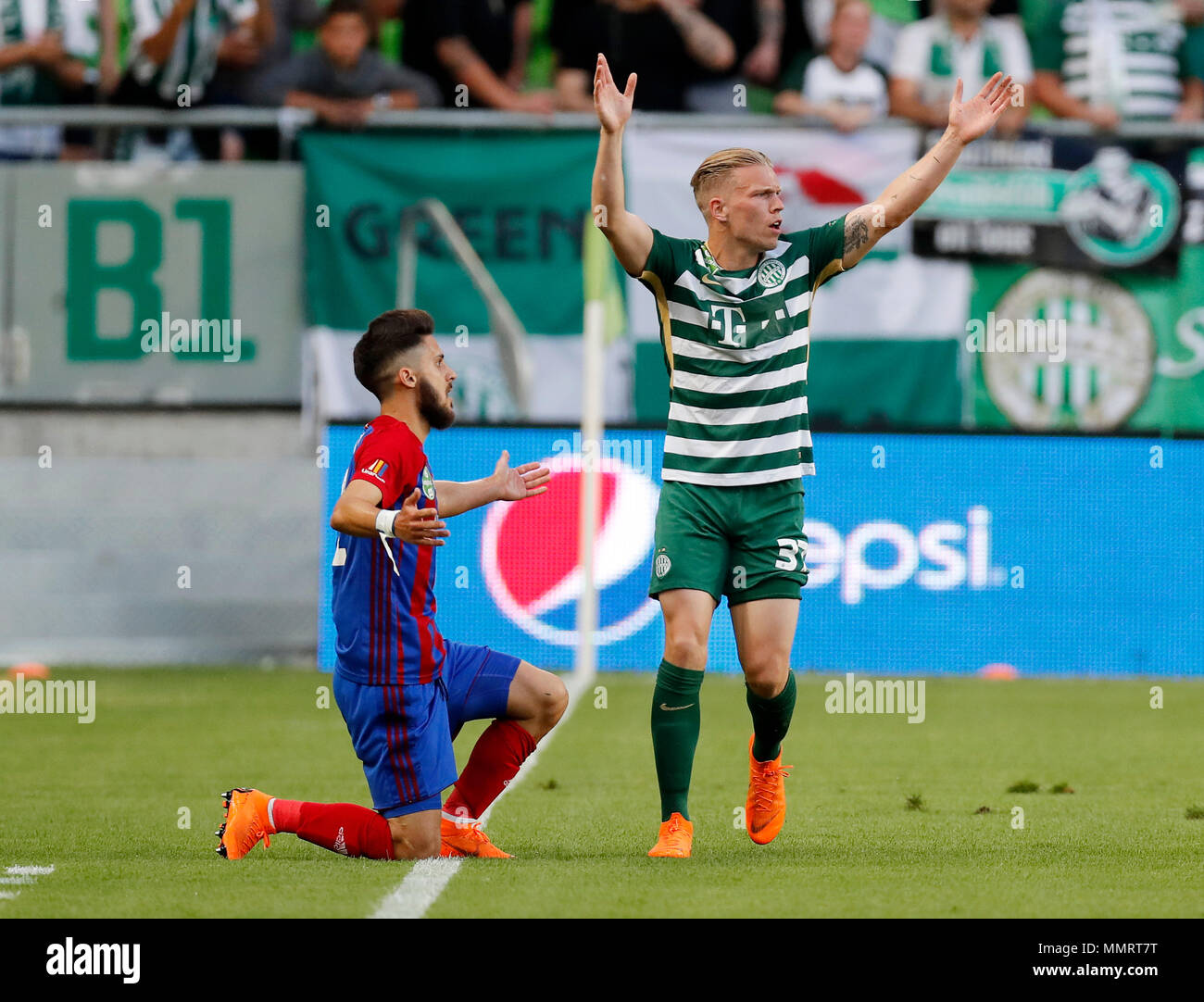 BUDAPEST, Ungheria - 12 Maggio: (r-l) Janek Sternberg di Ferencvarosi TC non concorda con l'arbitro decisione accanto a David Barczi di Vasas FC durante l'Ungherese Banca OTP Liga match tra Ferencvarosi TC e Vasas FC a Groupama Arena il 12 maggio 2018 a Budapest, Ungheria. Foto Stock