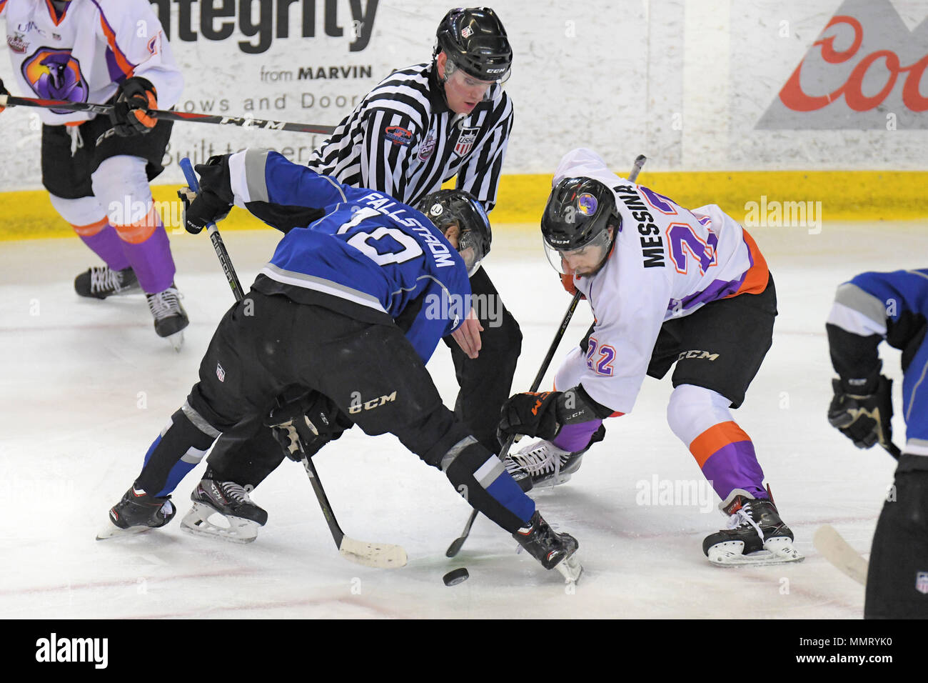 Le ore di lavoro straordinario. Il 12 maggio 2018. Fargo forza in avanti William Fallstrom (10) e Youngstown fantasmi avanti Dalton Messina (22) face off nel terzo periodo di gioco due delle finali per gli Stati Uniti Hockey League's Clark Cup tenutasi a Scheels Arena a Fargo, il Dakota del Nord. Youngstown ha vinto il gioco 3-2 in ore di lavoro straordinario. Russell Hons/CSM/Alamy Live News Foto Stock