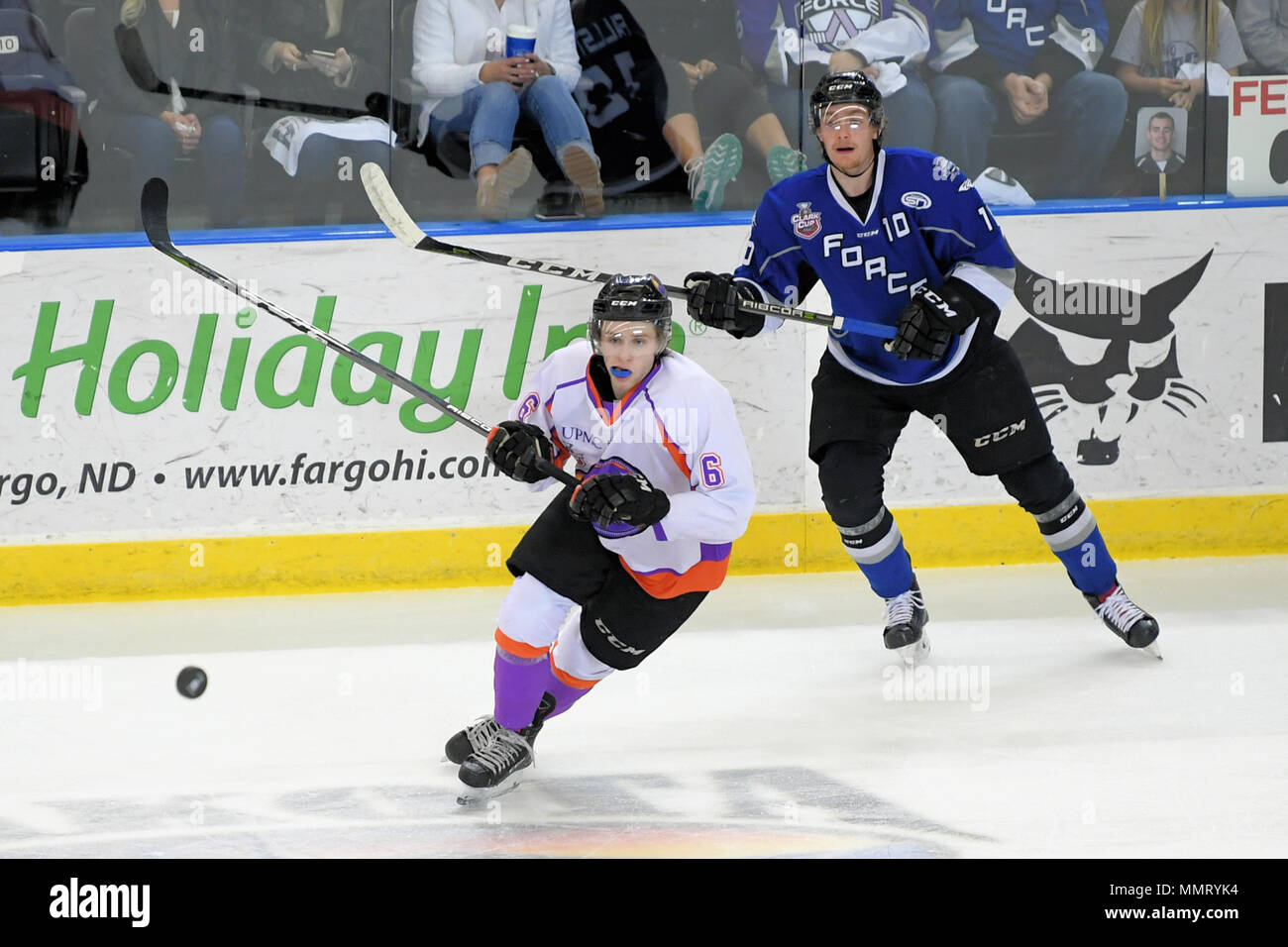 Le ore di lavoro straordinario. Il 12 maggio 2018. Youngstown fantasmi in avanti Max Ellis (6) e la forza di Fargo avanti William Fallstrom (10) guarda un puck batted in aria durante il gioco due delle finali per gli Stati Uniti Hockey League's Clark Cup tenutasi a Scheels Arena a Fargo, il Dakota del Nord. Youngstown ha vinto 3-2 in ore di lavoro straordinario. Russell Hons/CSM/Alamy Live News Foto Stock