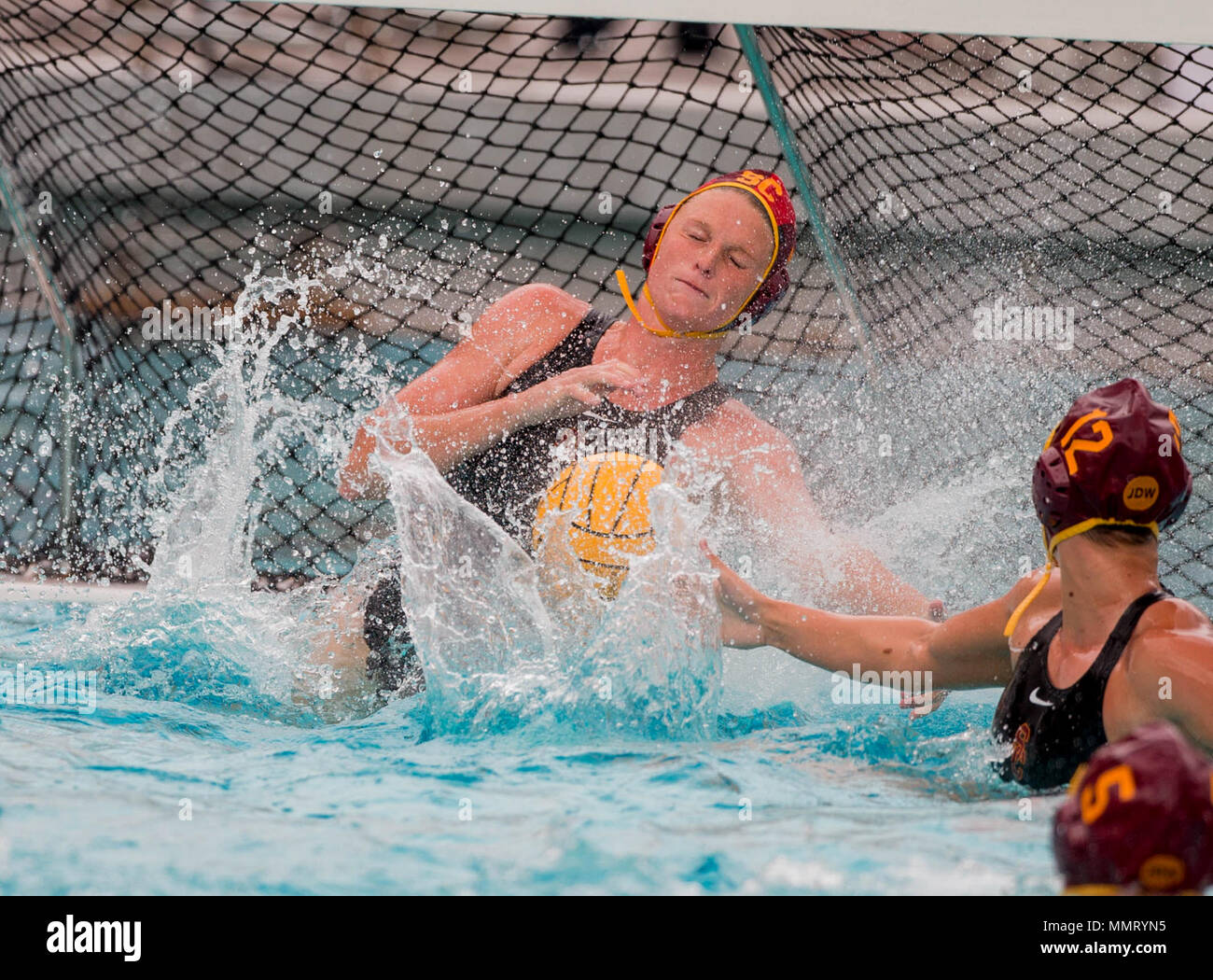 Los Angeles, CA, Stati Uniti d'America. Il 12 maggio 2018. USC goalie (1A) Amanda Longan blocca un tiro in porta durante il gioco tra l'USC Trojans vs la UCLA Bruins nelle semifinali delle donne del NCAA pallanuoto campionati a Uytengsu Aquatics Centre di Los Angeles, California. USC sconfitto UCLA 10-6.(Credito: Juan Lainez/MarinMedia/Cal Sport Media) Credito: csm/Alamy Live News Foto Stock