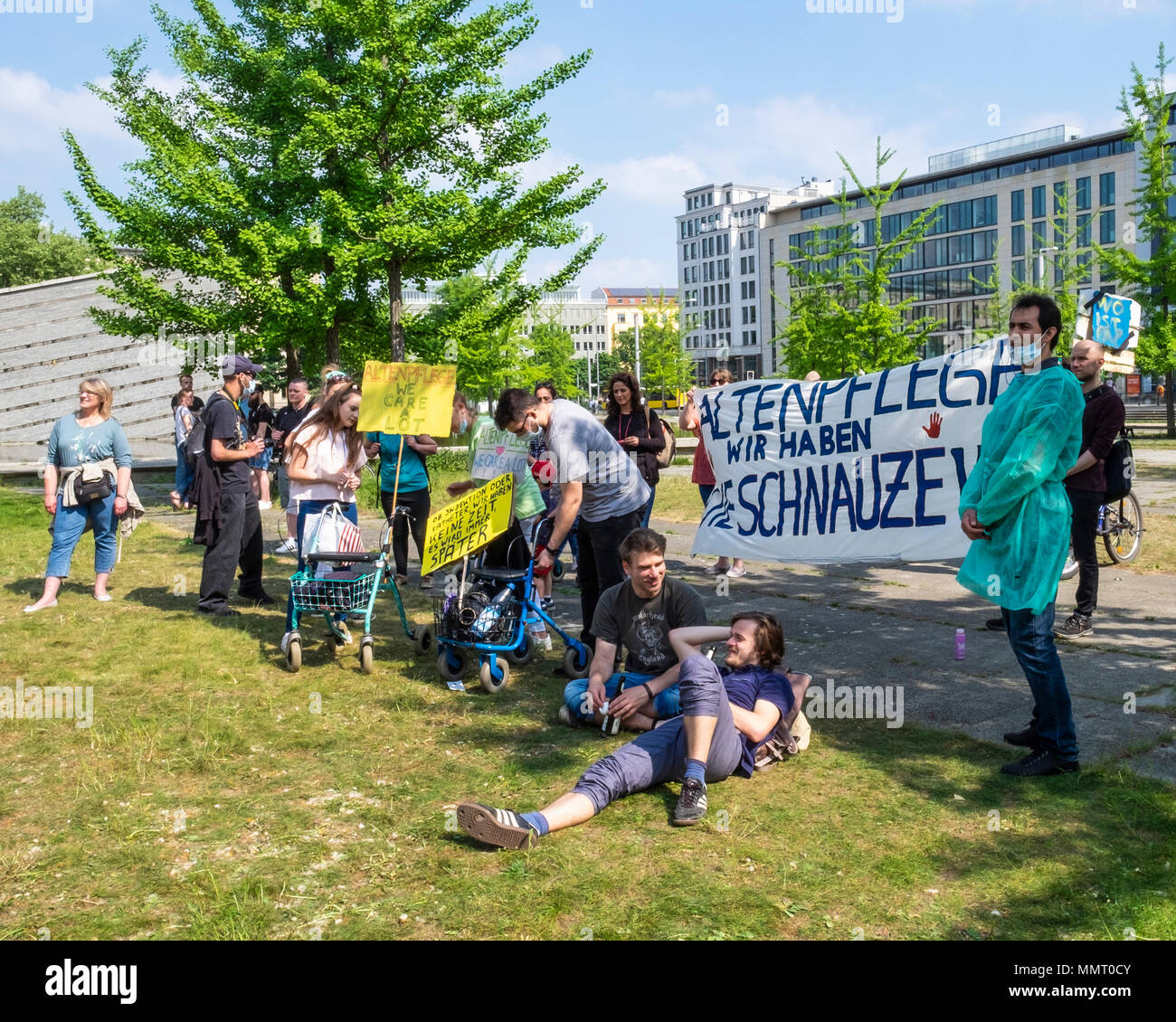 Germania, Berlino Mitte, 12 maggio 2018. 'A piedi per la cura' dimostrazione sulla giornata internazionale di cura. Gli infermieri, i tirocinanti e i caregivers riuniti presso Invalidenpark a Berlino e sfilarono davanti il ministero federale della sanità sulla Giornata internazionale della cura i manifestanti sono state dimostrando per condizioni decenti e di educazione per permettere agli infermieri di offrire un elevato standard di cura. Ci sono circa 35000 posti vacanti di infermieri in Germania e cliniche hanno a guardare all'estero per il personale addestrato. Credito: Eden Breitz/Alamy Live News Foto Stock