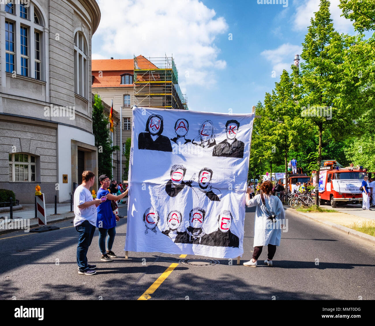 Germania, Berlino Mitte, 12 maggio 2018. 'A piedi per la cura' dimostrazione sulla giornata internazionale di cura. Gli infermieri, i tirocinanti e i caregivers riuniti presso Invalidenpark a Berlino e sfilarono davanti il ministero federale della sanità sulla Giornata internazionale della cura i manifestanti sono state dimostrando per condizioni decenti e di educazione per permettere agli infermieri di offrire un elevato standard di cura. Ci sono circa 35000 posti vacanti di infermieri in Germania e cliniche hanno a guardare all'estero per il personale addestrato. Credito: Eden Breitz/Alamy Live News Foto Stock