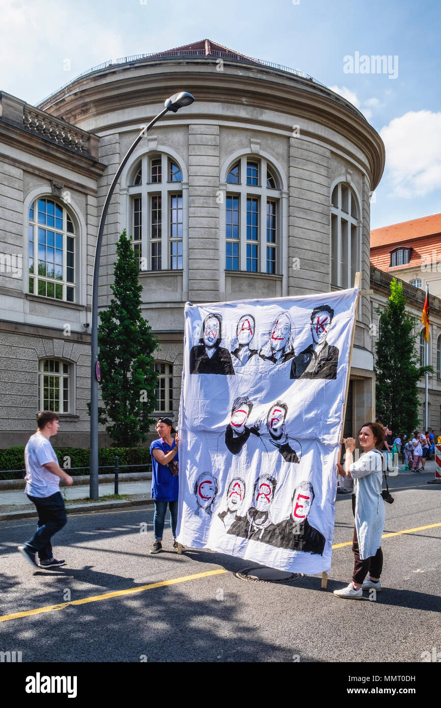 Germania, Berlino Mitte, 12 maggio 2018. 'A piedi per la cura' dimostrazione sulla giornata internazionale di cura. Gli infermieri, i tirocinanti e i caregivers riuniti presso Invalidenpark a Berlino e sfilarono davanti il ministero federale della sanità sulla Giornata internazionale della cura i manifestanti sono state dimostrando per condizioni decenti e di educazione per permettere agli infermieri di offrire un elevato standard di cura. Ci sono circa 35000 posti vacanti di infermieri in Germania e cliniche hanno a guardare all'estero per il personale addestrato. Credito: Eden Breitz/Alamy Live News Foto Stock