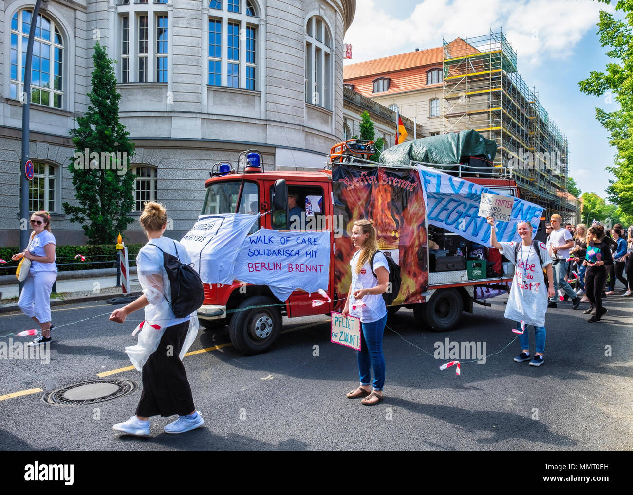 Germania, Berlino Mitte, 12 maggio 2018. 'A piedi per la cura' dimostrazione sulla giornata internazionale di cura. Gli infermieri, i tirocinanti e i caregivers riuniti presso Invalidenpark a Berlino e sfilarono davanti il ministero federale della sanità sulla Giornata internazionale della cura i manifestanti sono state dimostrando per condizioni decenti e di educazione per permettere agli infermieri di offrire un elevato standard di cura. Ci sono circa 35000 posti vacanti di infermieri in Germania e cliniche hanno a guardare all'estero per il personale addestrato. Credito: Eden Breitz/Alamy Live News Foto Stock