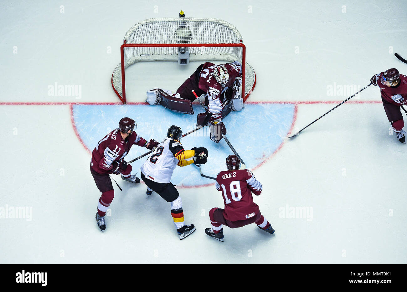 Herning, Danimarca.. Il 12 maggio 2018. (LR) Kristaps Sotnieks dal team della Lettonia, Yasin Ehliz dal Team Germany, Elvis Merzlikins, Rodrigo Abols dal team della Lettonia durante il confronto tra la Lettonia e la Germania il 12.05.2018 a Herning, Danimarca. (Foto di Marco Leipold/City-Press GbR) | utilizzo del credito in tutto il mondo: dpa picture alliance/Alamy Live News Foto Stock