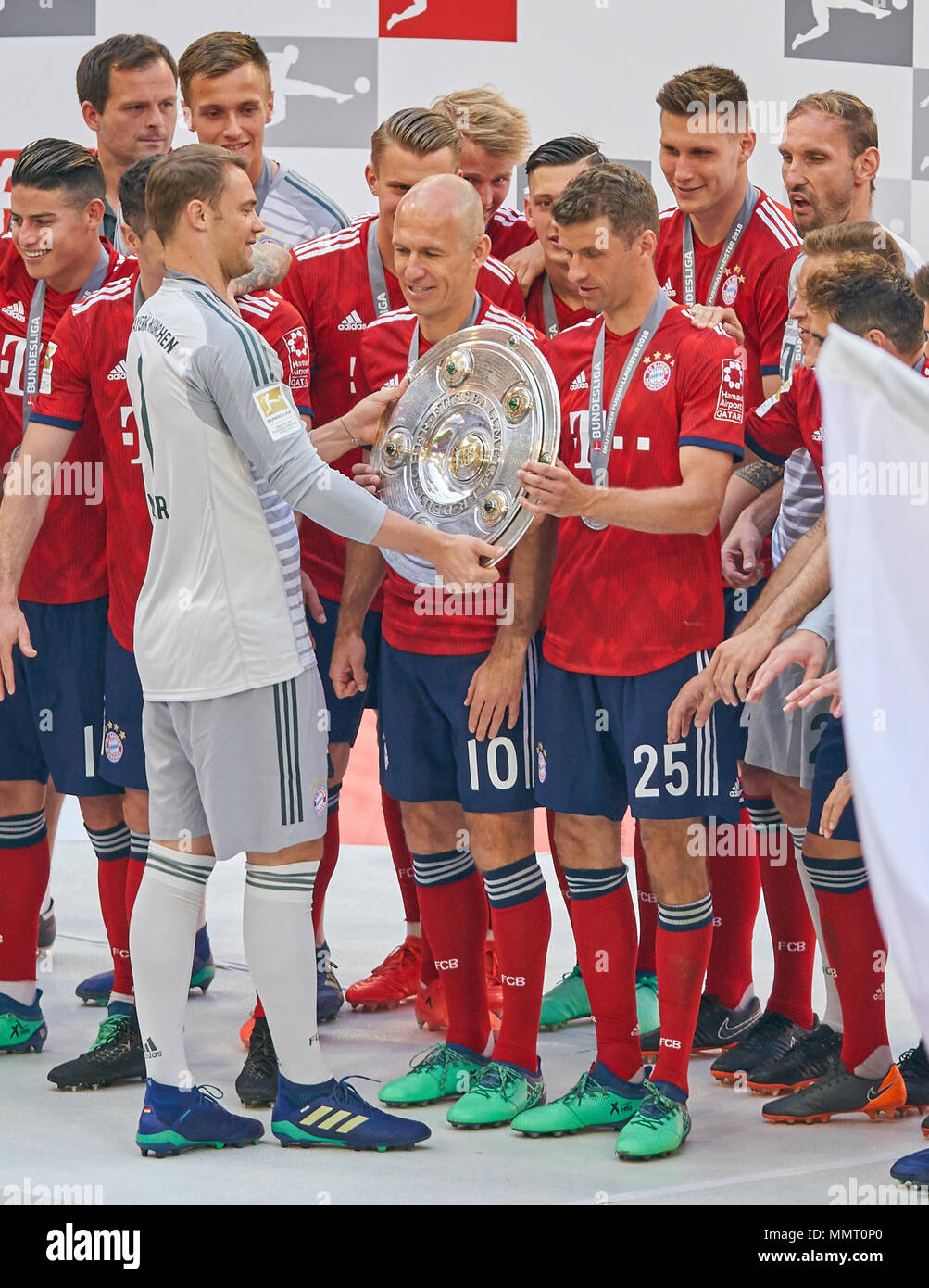 Monaco di Baviera, Germania. Il 12 maggio 2018. FC Bayern Munich Soccer,  Monaco, 12 maggio 2018 Thomas MUELLER, Müller, FCB 25 ottiene trofeo di  Manuel NEUER, FCB 1 , nuova maglia 2018/2019